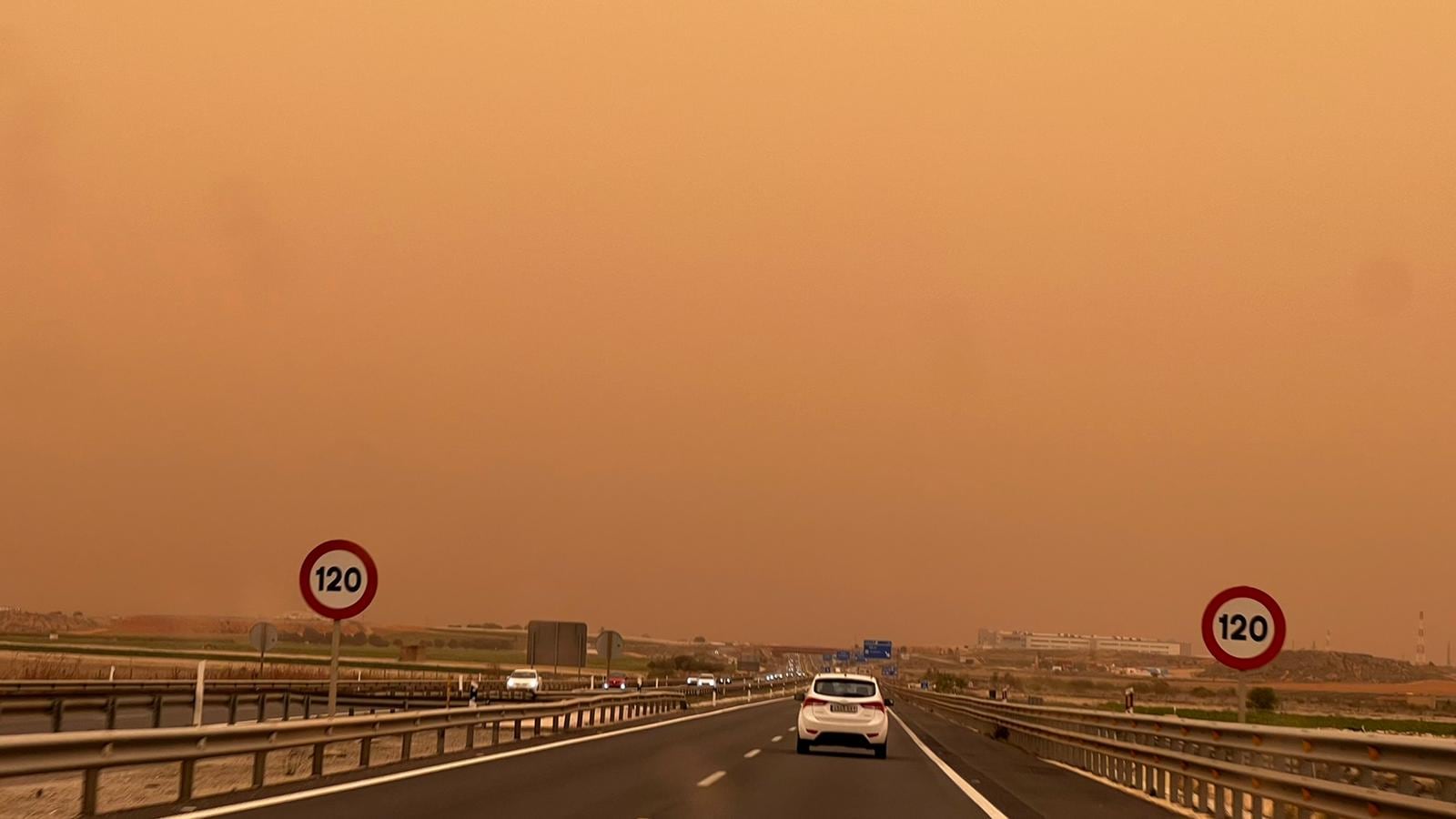 Imagen de la calima que penetra en la Región de Murcia desde la A-30