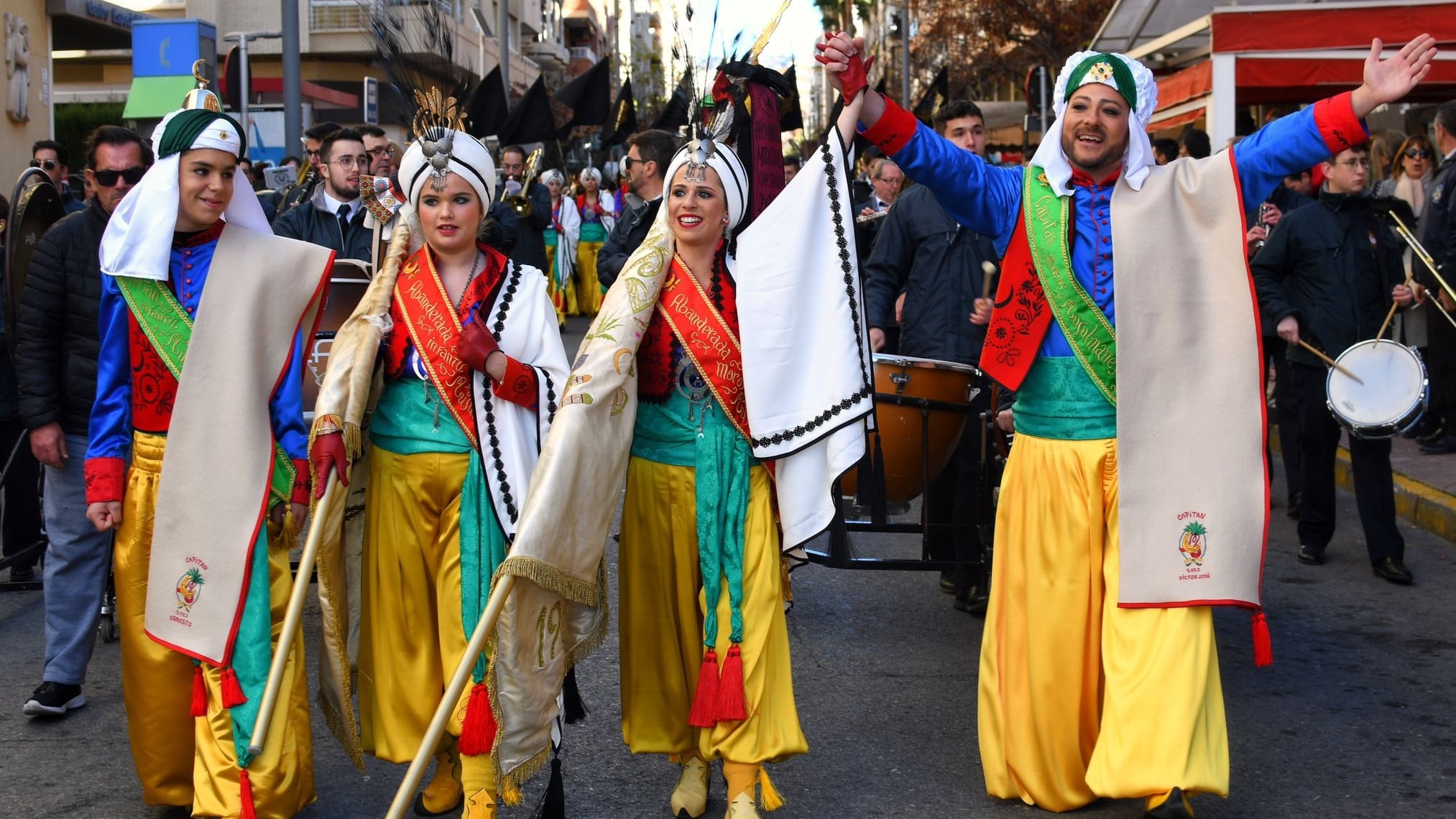 Cargos de la comparsa Moros Musulmanes de Elda durante el Desfile de la Media Fiesta