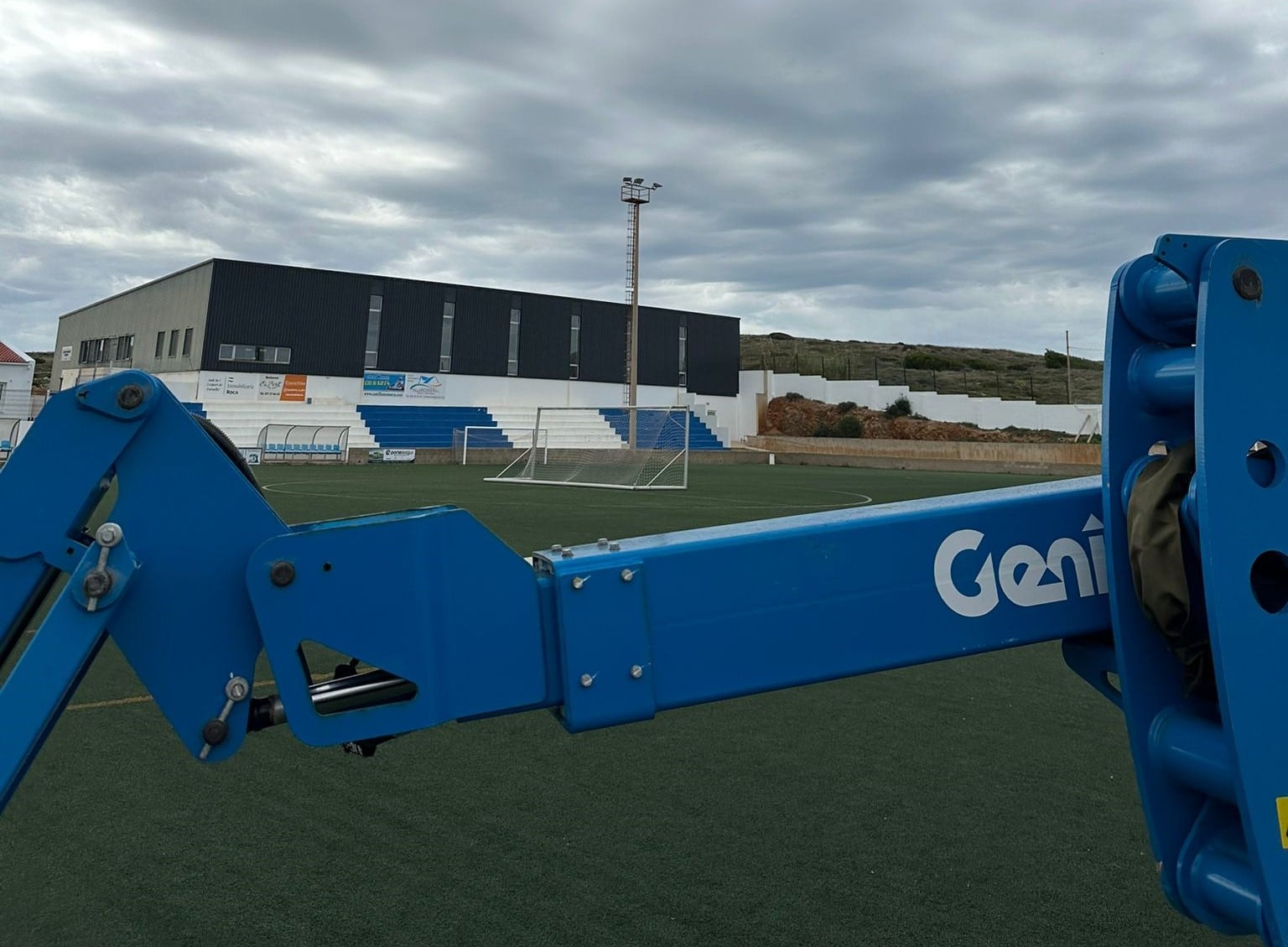 El camp de futbol de Fornells tindrà prest un nou enllumenat.