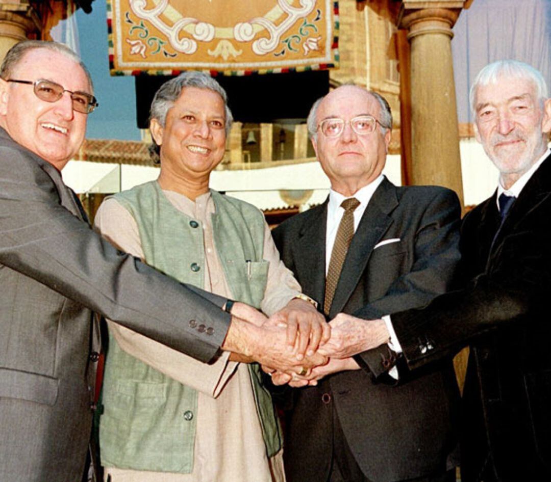 Fotografía conjunta de los reconocidos con el premio Príncipe de Asturias de la Concordia, en 1998. El turolense Joaquín Sanz Gadea (el segundo por la derecha) posa junto a Vicente Ferrer, Nicolás Castellanos y Muhammad Yunus.