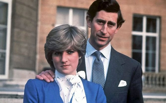 Lady Di y Carlos el día que anunciaron su compromiso matrimonial el 24 de febrero de 1981