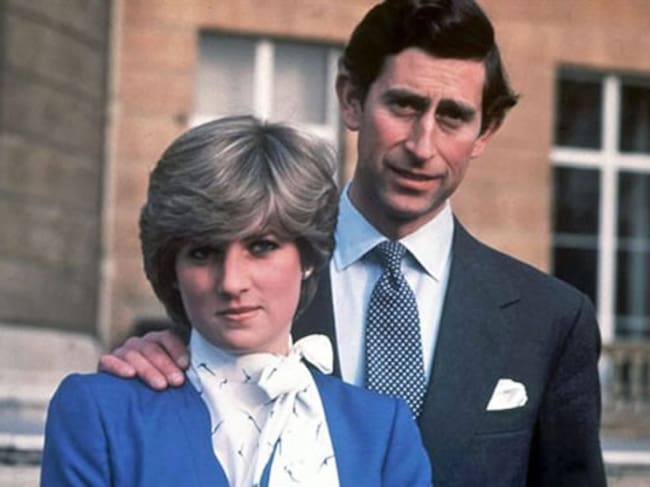 Lady Di y Carlos, el día que anunciaron su compromiso matrimonial el 24 de febrero de 1981.