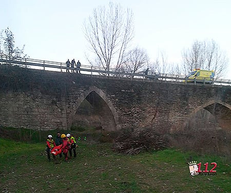 Herido un motorista de 40 años tras caer por el puente del Voltoya a las afueras de Coca