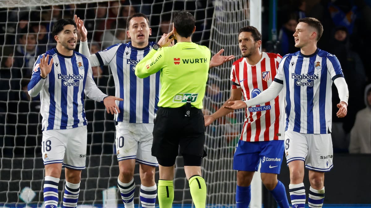 ¿Está bien anulado el autogol de Sorloth? Iturralde González explica el polémico fuera de juego del Real Sociedad-Atlético
