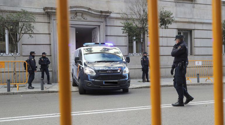 Un furgón policial entra marcha atrás en el Tribunal Supremo el viernes