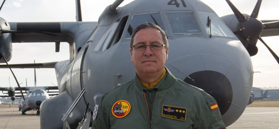 El coronel Jefe de la Base Aérea de Getafe y del Ala 35 Santiago A. Ibarreta Ruiz con un T-21 a su espalda