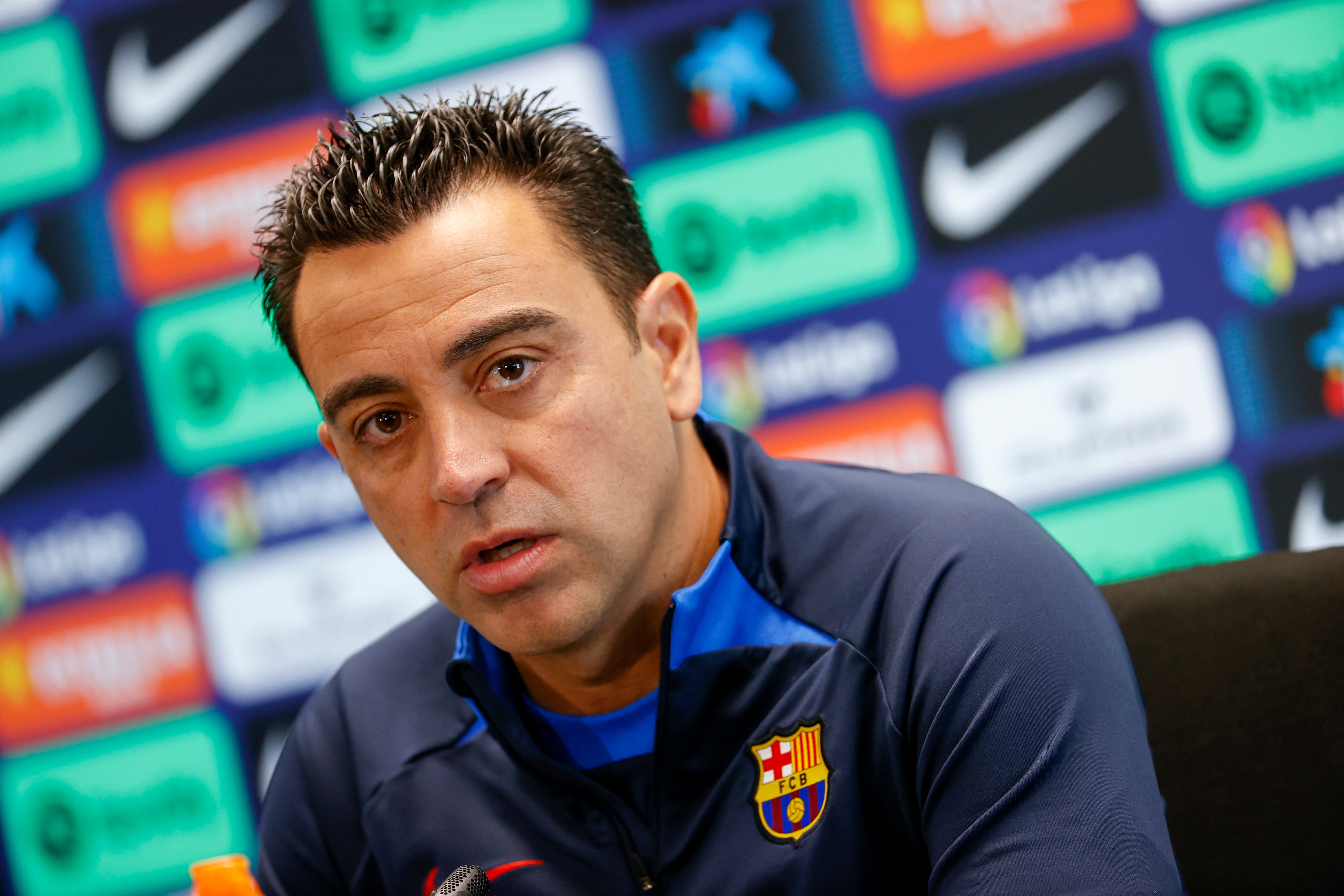 SANT JOAN DESPÍ (BARCELONA), 09/04/2023.-El técnico del FC Barcelona, Xavi Hernández, durante la rueda de prensa tras el entrenamiento este domingo, que realiza la plantilla barcelonista para preparar el partido de liga que disputarán mañana ante el Girona FC en el Camp Nou.-EFE / Toni Albir
