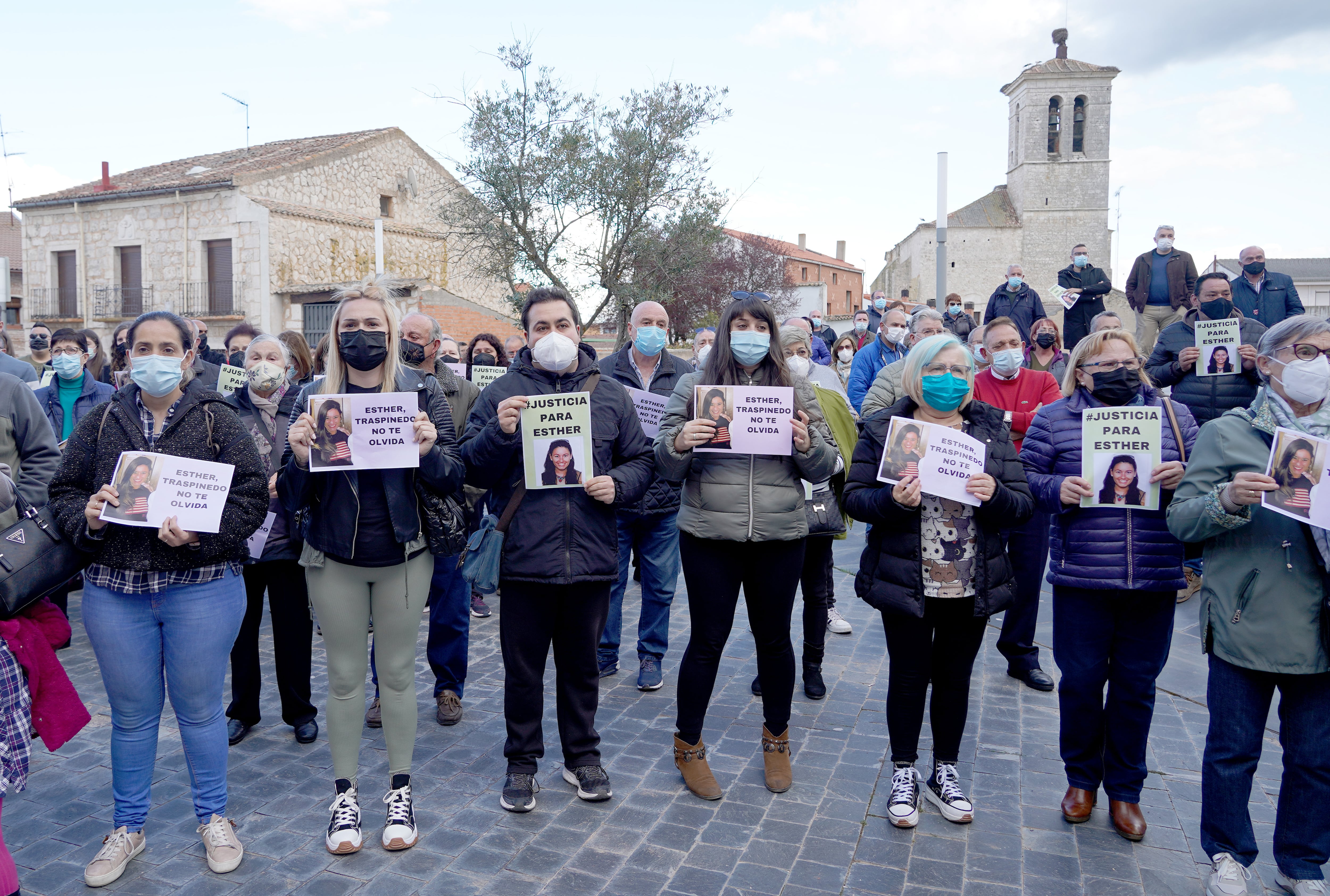 Concentraci�n en la plaza Mayor de Traspinedo (Valladolid) por la muerte de Esther L�pez