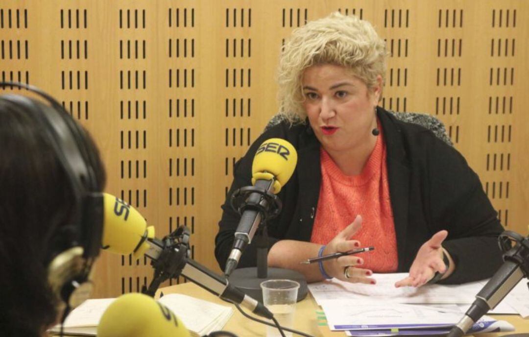 Maite Peña, diputada de Políticas Sociales, responde a una pregunta en Hoy por Hoy San Sebastián