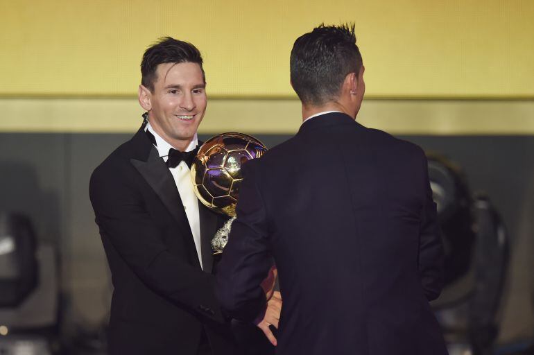 Messi y Cristiano Ronaldo se saludan durante la gala del Balón de Oro 2015