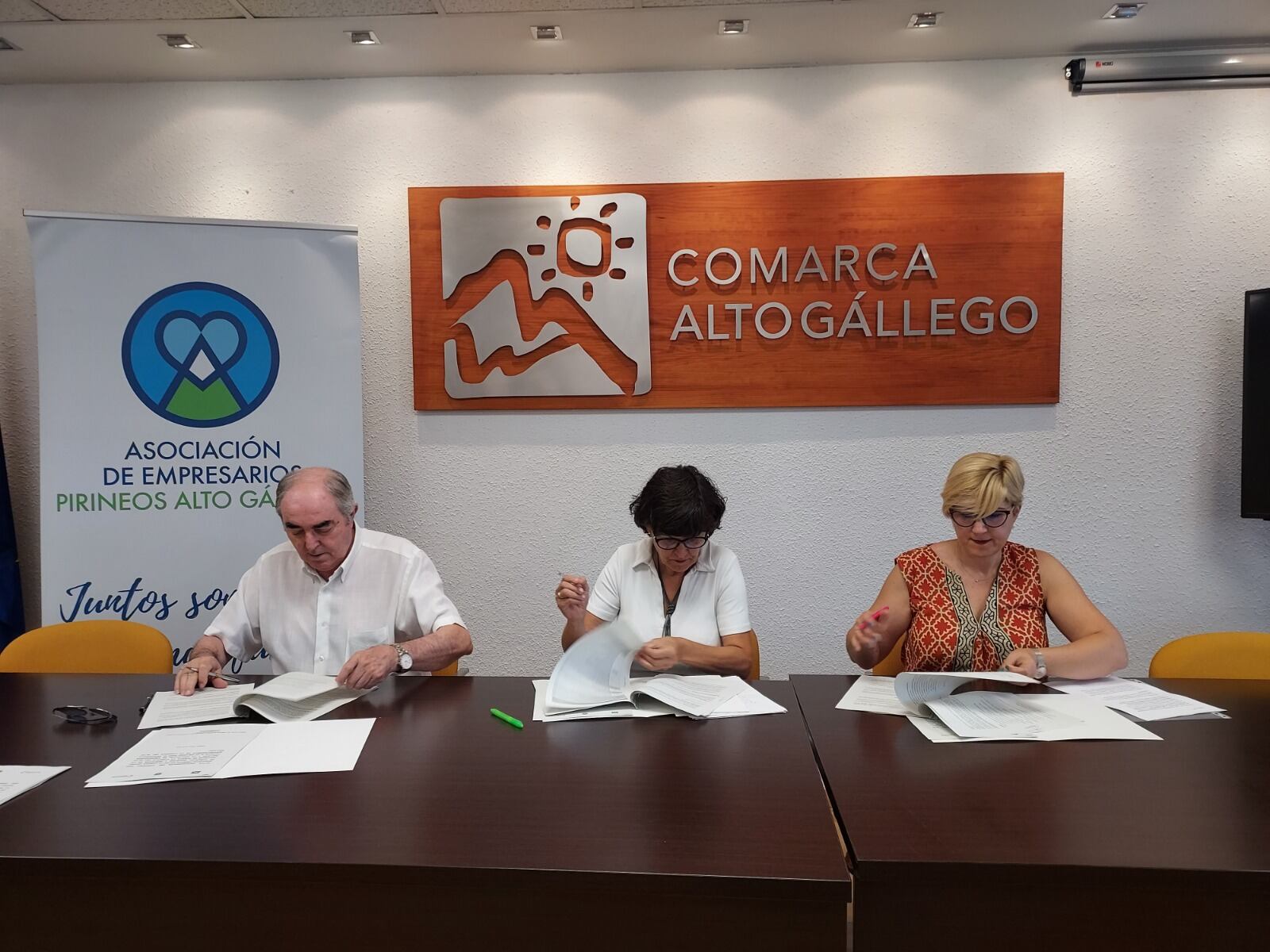 Las presidentas de la comarca Alto Gállego (centro), AEPAG y Cámara de Comercio firmaban la renovación del convenio este martes