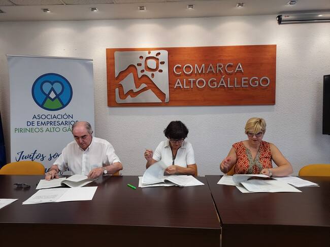 Las presidentas de la comarca Alto Gállego (centro), AEPAG y Cámara de Comercio firmaban la renovación del convenio este martes