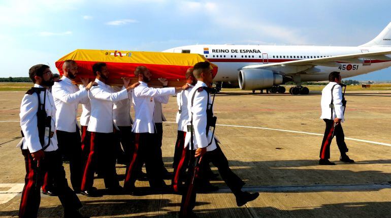 El féretro del soldado fallecido en Mali es transportado por sus compañeros en el aeropuerto de la base de Rota