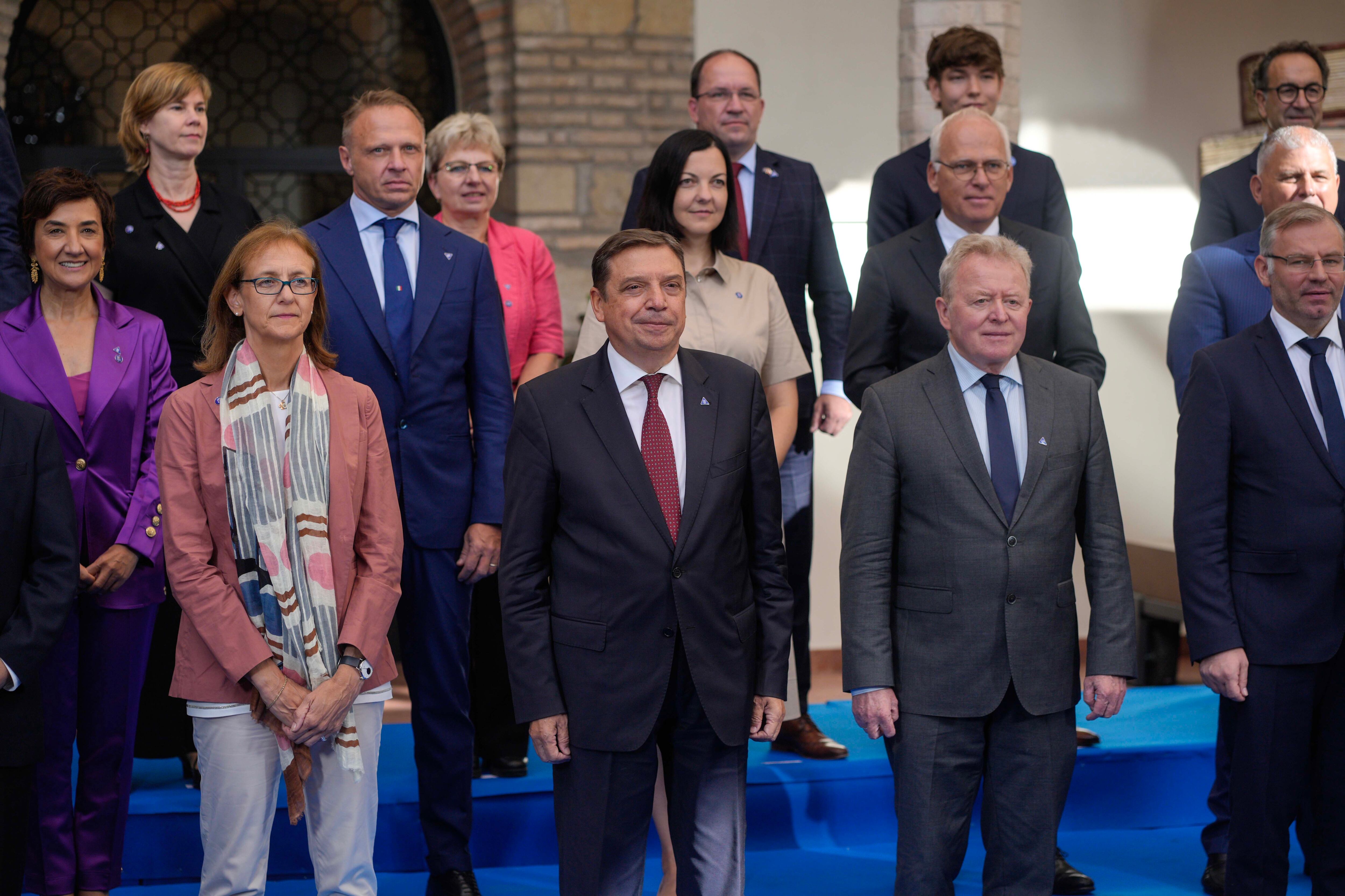 GRAFAND4753. CORDOBA, 05/09/2023.- El ministro de Agricultura, Pesca y Alimentación en funciones, Luis Planas Planas(c) junto a los ministros y representantes europeos, en foto de familia, antes de las sesiones de trabajo de la RIM de Agricultura de la Unión Europea, celebradas en el palacio de congresos de Córdoba. EFE/Rafa Alcaide.
