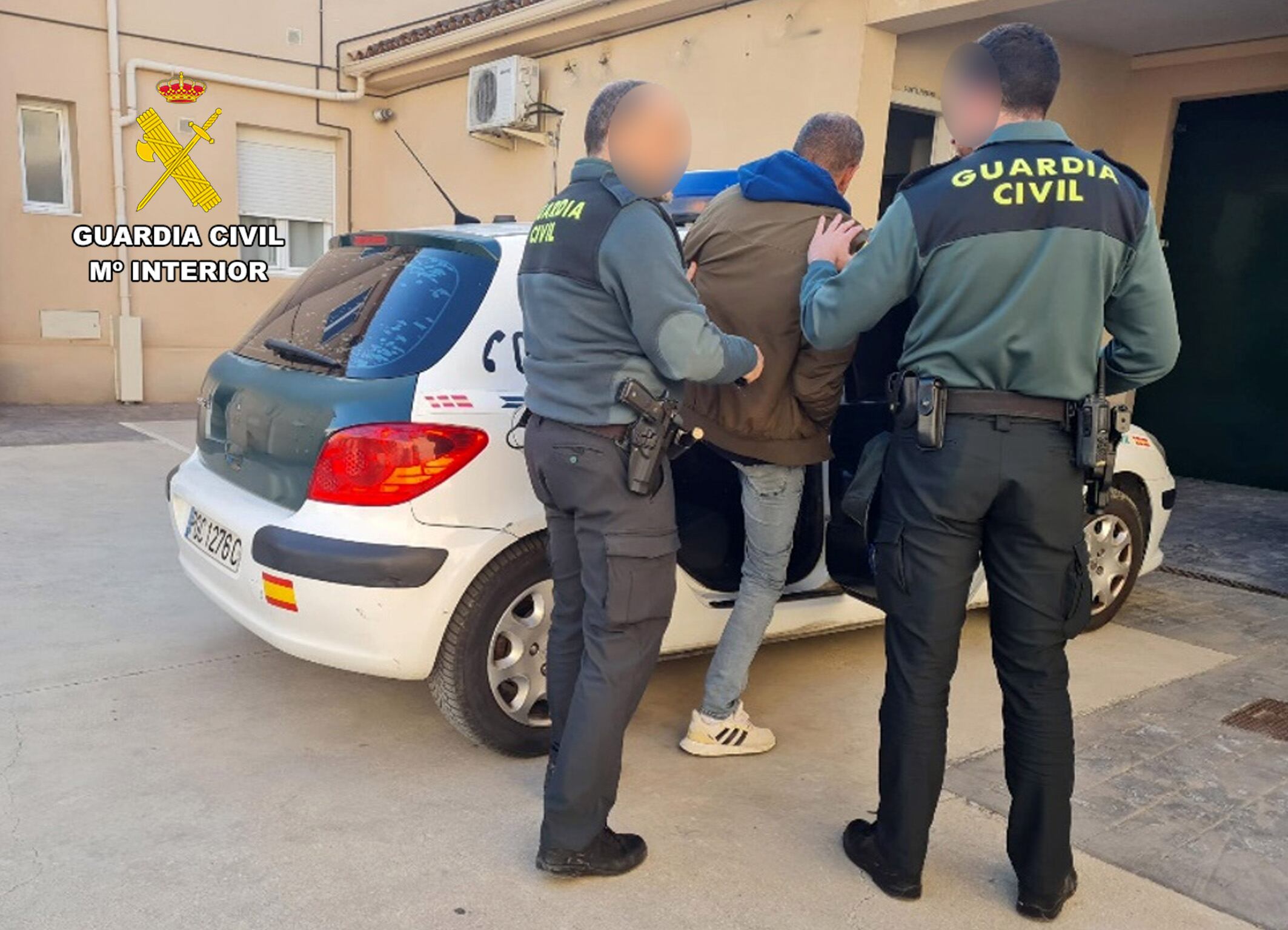 Agentes de la Guardia Civil trasladan al detenido en Cehegín