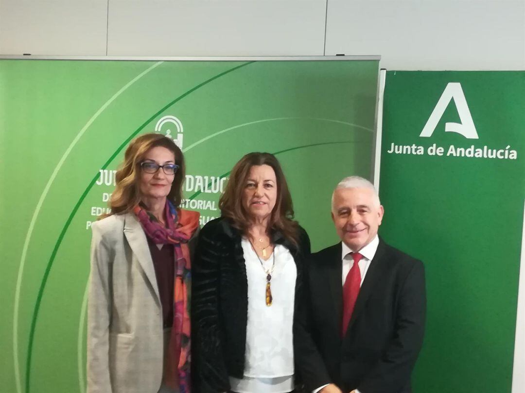 La delegada de Educación de la Junta en Granada, Ana Berrocal, junto a la viceconsejera de Educación y Deporte, María del Carmen Castillo, y el presidente del Consejo Escolar de Andalucía, Jose Antonio Funes