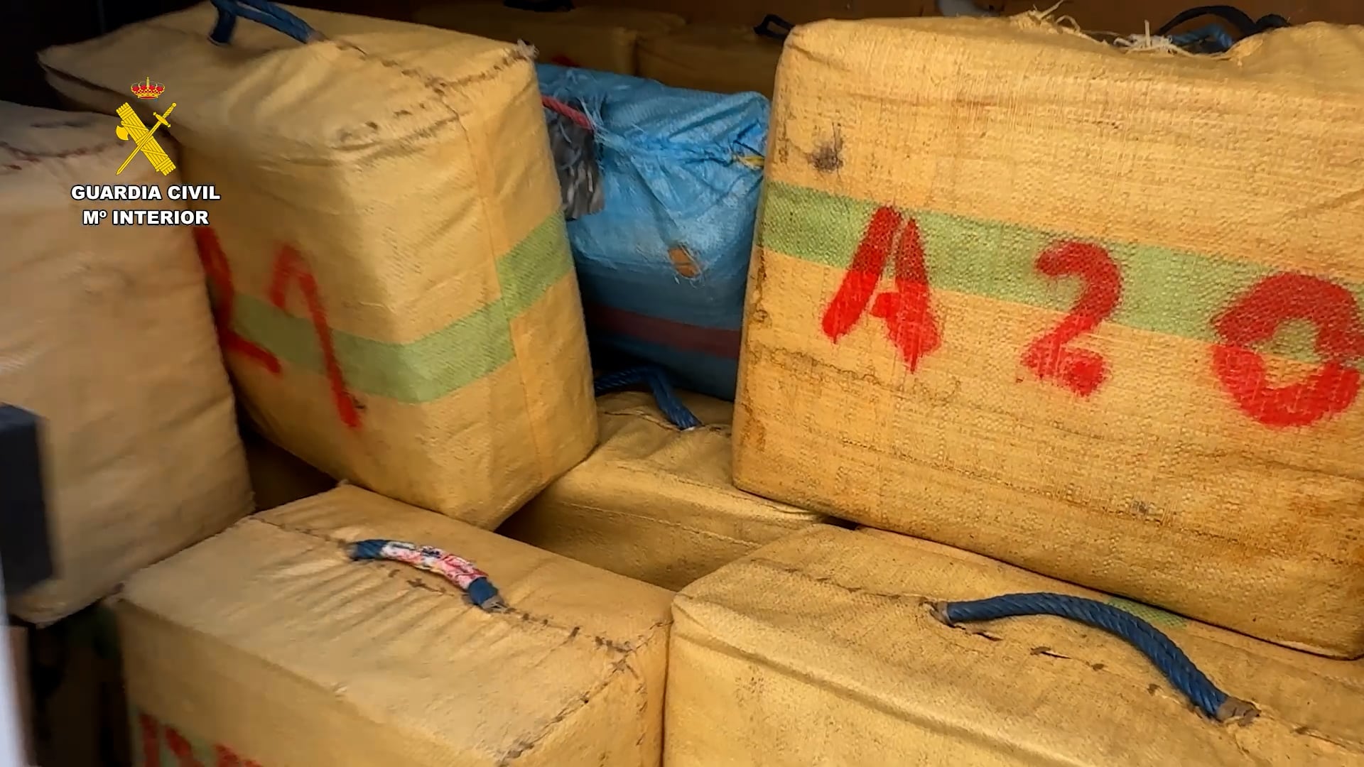 Los detenidos fueron sorprendidos cuando trataban de introducir el hachís en la península