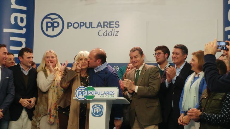 Juan José Ortiz besa a Teófila Martínez el día en que se anuncia que la releva como candidata del PP en Cádiz