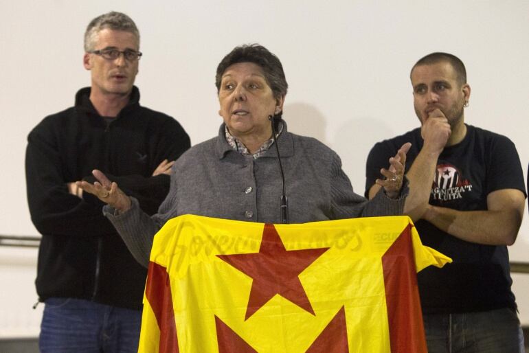 Los diputados de la CUP Gabriela Serra (c), Sergi Saladié (i) y Xevi Generó (d), durante la rueda de prensa que ofrecieron posterior a la reunión del Consejo Político de la CUP y de su Grupo de Acción Parlamentaria (GAP), realizada en el centro cívico Per