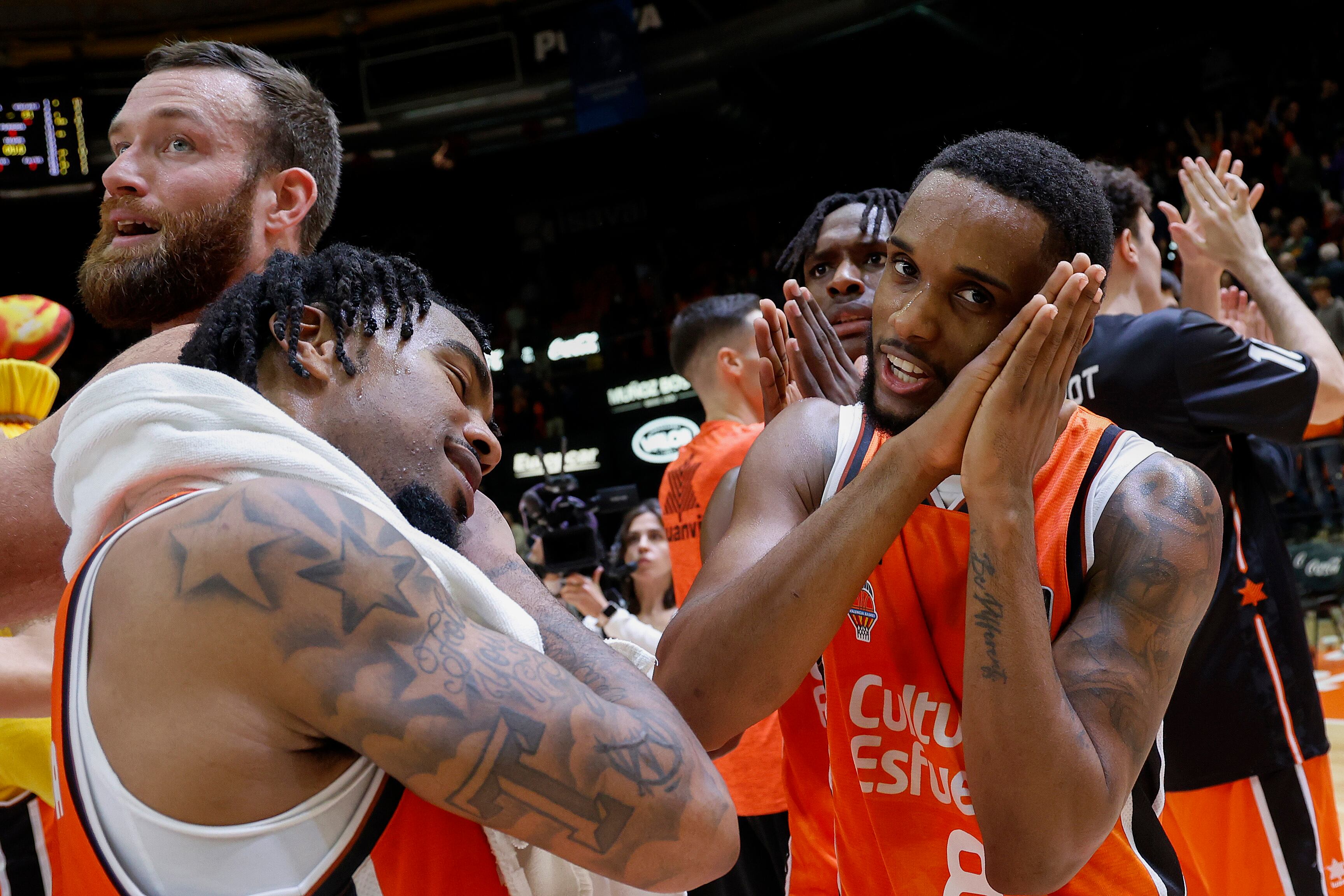 Los jugadores del Valencia Basket Jean Montero (d) y Chris Jones celebran la victoria y el liderato de la Liga Endesa tras el partido de baloncesto correspondiente a la J6 aplazado en su día por la DANA, disputado hoy viernes en el pabellón de la Fuente de San Luis de Valencia, entre Valencia Basket y La Laguna Tenerife. EFE/ Miguel Ángel Polo