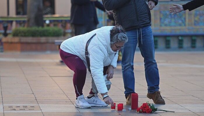 Vecinos depositan flores en la Plaza Alta