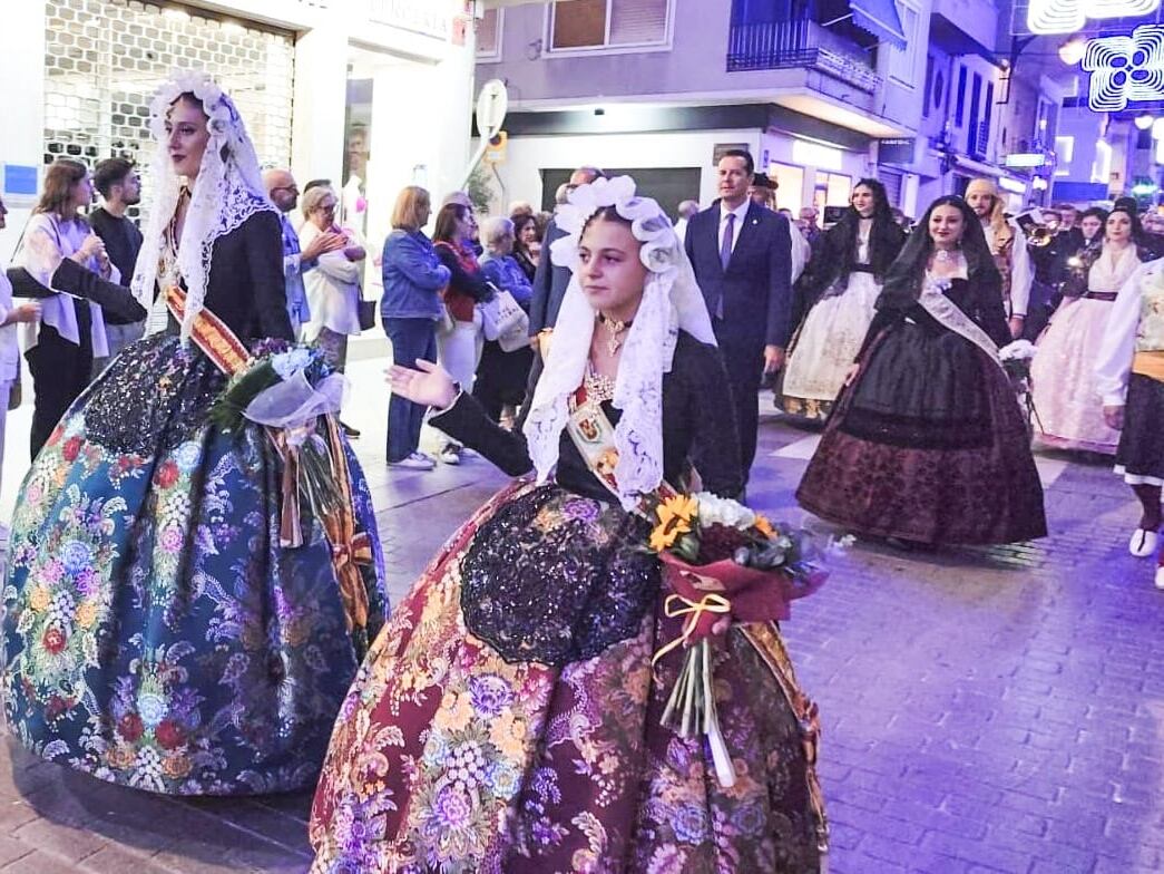 Las Falleras Mayores de Elda 2024 en el pasacalles de la Ofrenda de Flores.