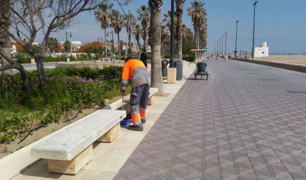 Operario de limpieza en las playas