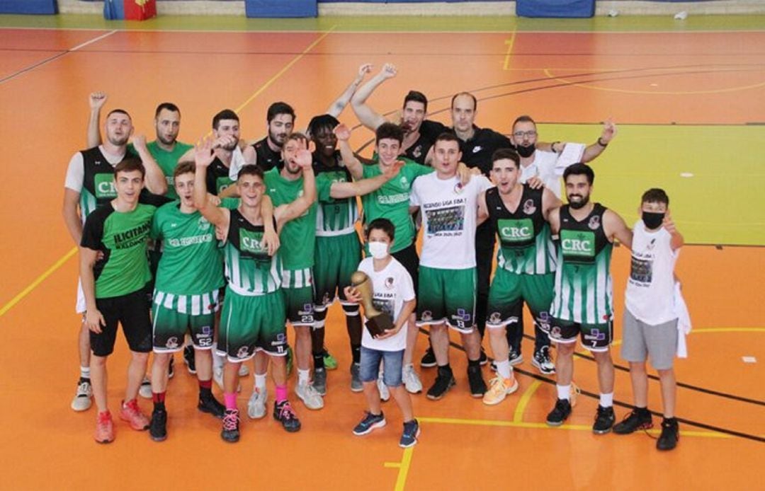 Los jugadores del CBI celebran el título de campeones y el ascenso