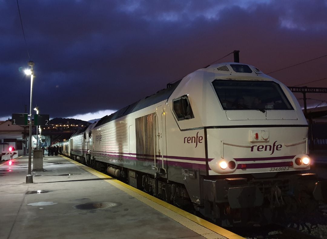 Talgo que realiza el trayecto entre Granada y Madrid por la vía convencional