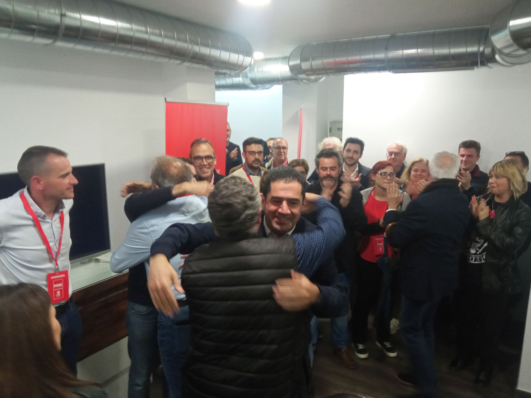 El candidato a la alcaldía de Alcoy por el PSOE, Toni Francés, se abraza en la sede del Partido Socialista en la ciudad