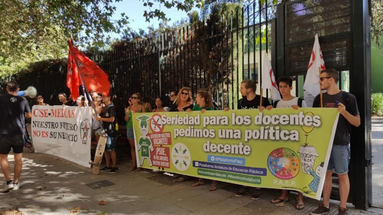 Protesta de la "Marea Verde" ante el colegio de Granada donde la consejera de Educación de la Junta inauguraba el curso escolar en Andalucía