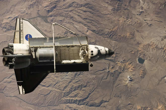 El transbordador con siete astronautas a bordo termina una misión de 13 días en la Estación Espacial Internacional.- Su despegue retrasado más de tres ocasiones