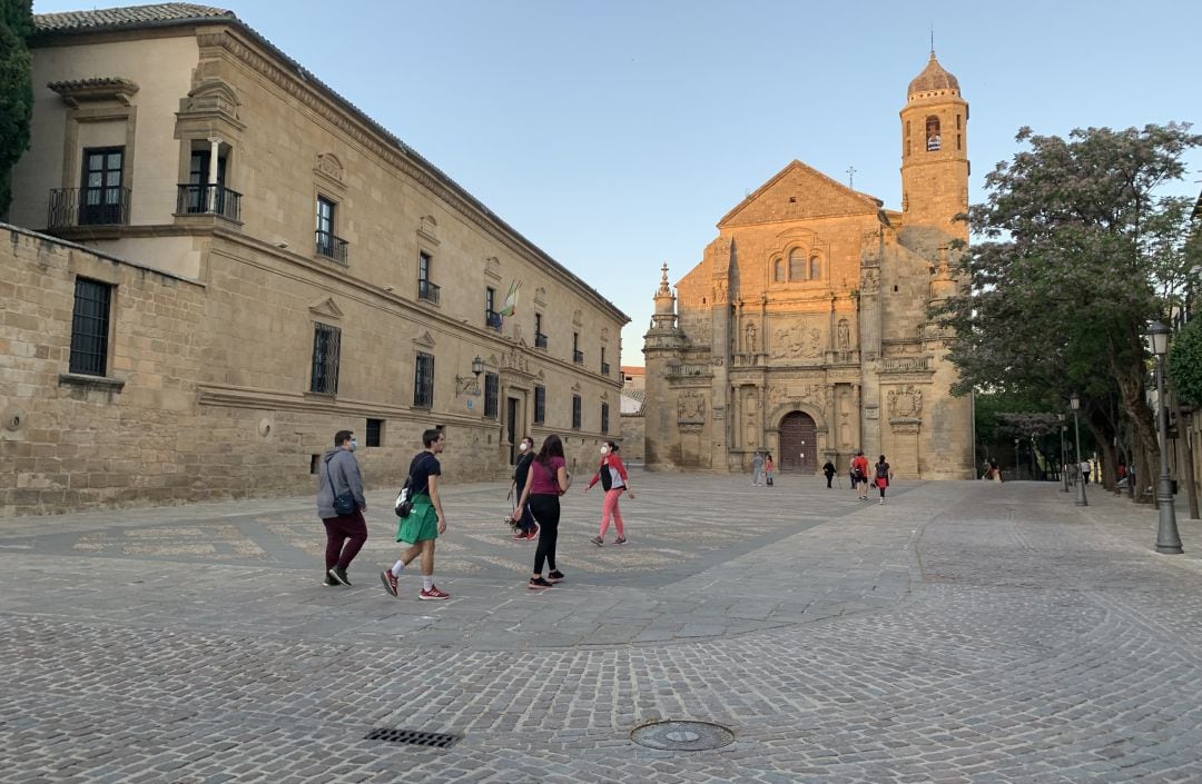 Personas paseando por la Plaza Vázquez de Molina durante la fase 1 de desescalada