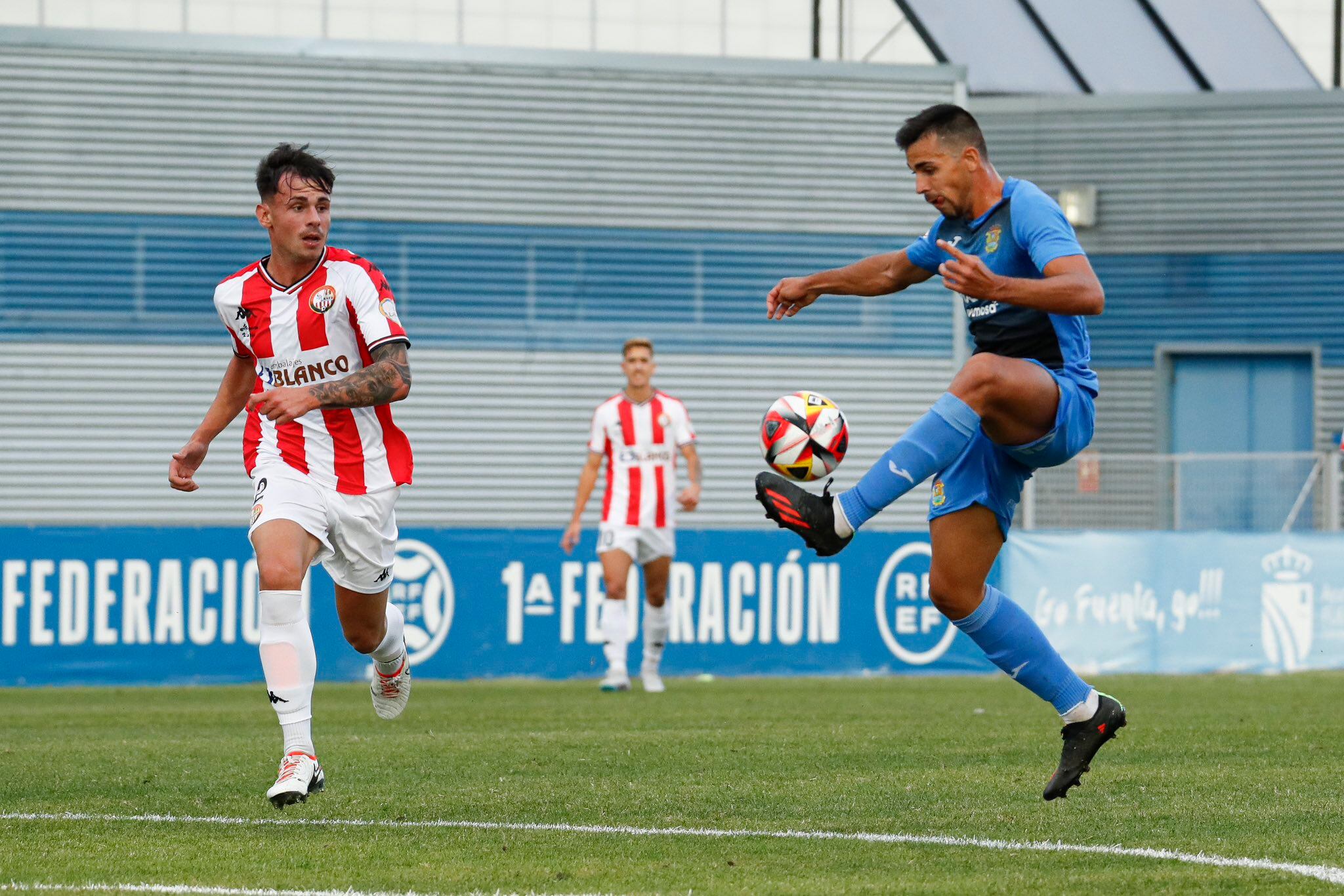 Diego Gómez controla el esférico ante la mirada de Adrián Trespalacios / CF Fuenlabrada