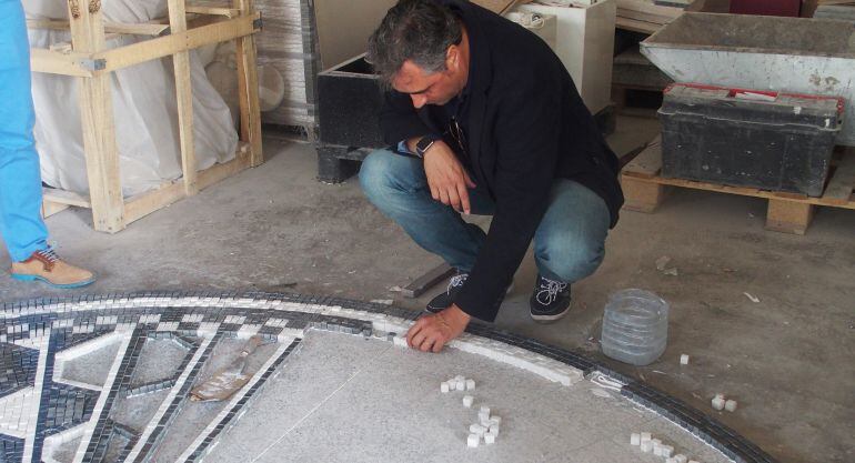 El alcalde de Cuenca, Ángel Mariscal, frente al mosaico.