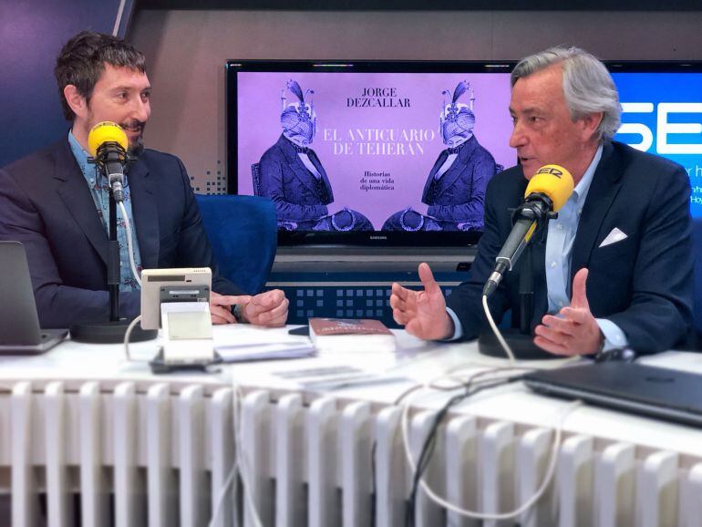 El diplomático Jorge Dezcallar, en los estudios de la Cadena SER.