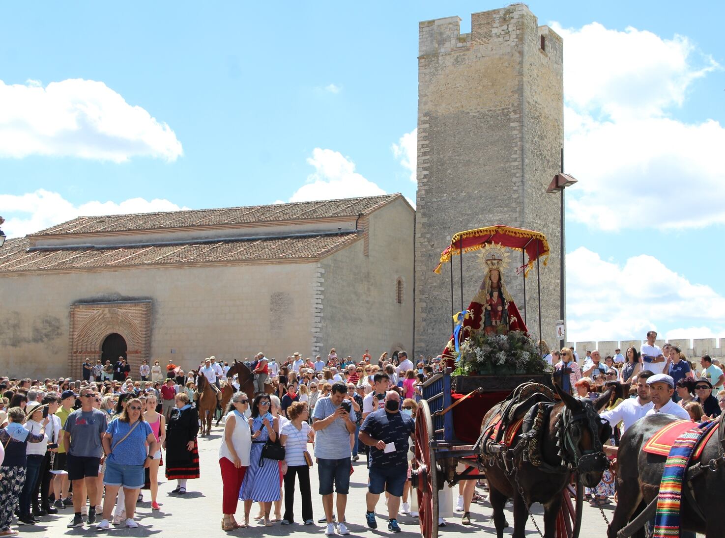 La Virgen de El Henar parte desde Cuéllar en un carro de regreso al Santuario