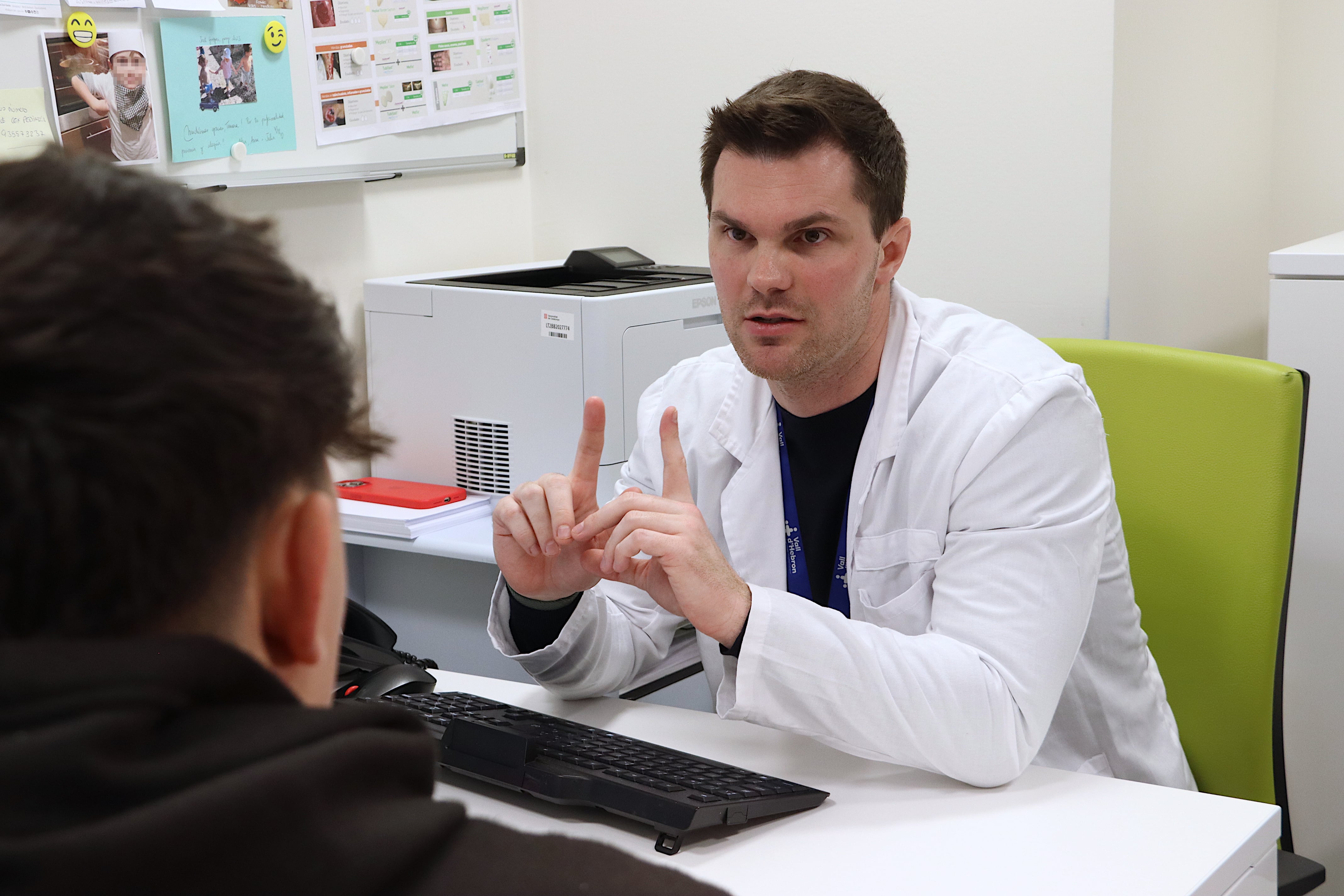 Eduard Mogas, pediatre i coordinador de la Unitat de Tractament Integral de l&#039;Obesitat Infantil, atenent un pacient. Autor: LauraFíguls