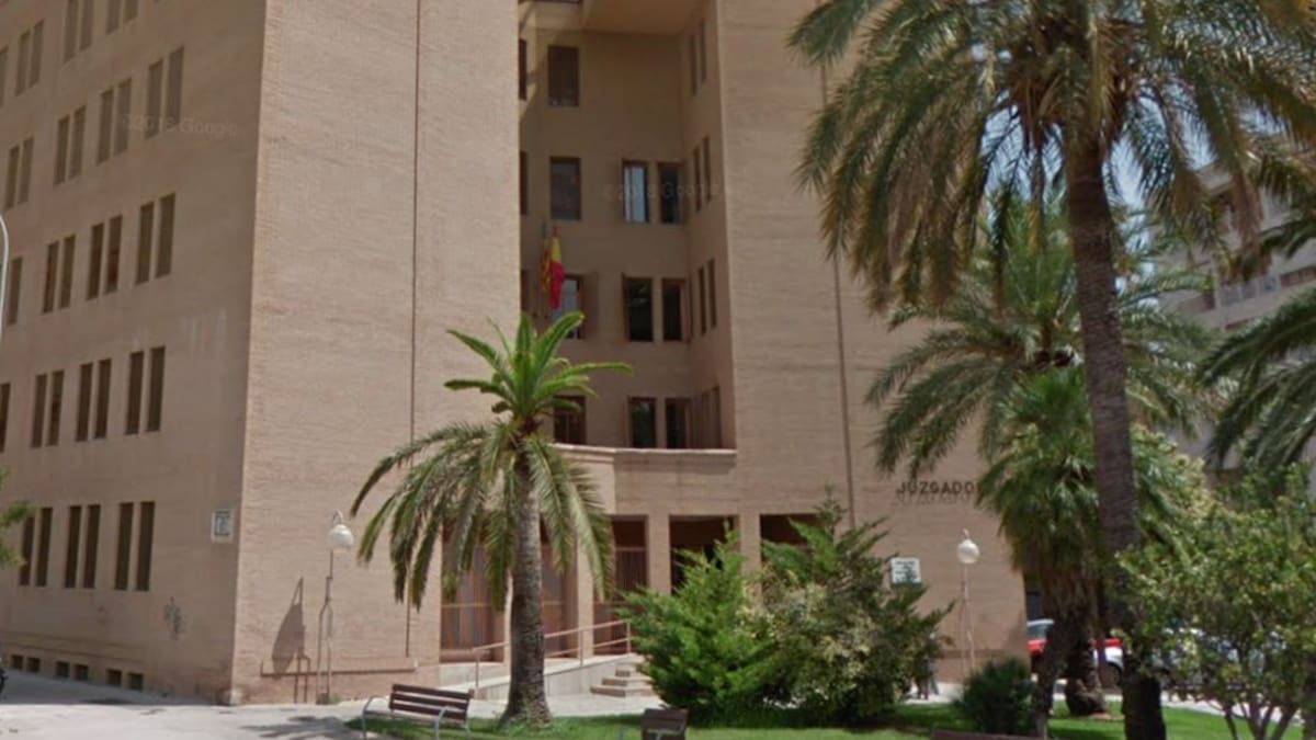 Condena al propietario de una gestoría en Oliva, su cómplice, y otras 56 personas por estafa