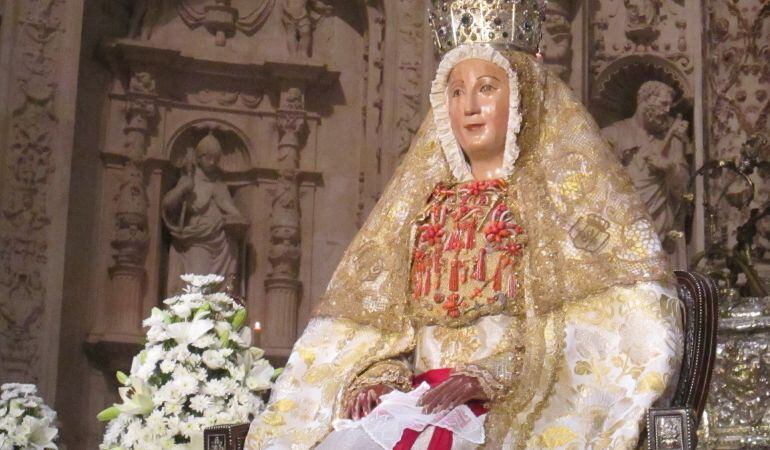 Imagen de archivo de la patrona de Sevilla, la Virgen de los Reyes, en uno de sus besamanos