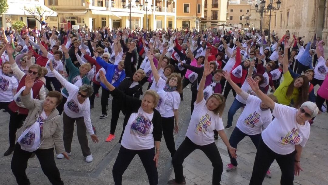 Mujeres haciendo gimnasia en la Plaza del Congreso Eucarístico