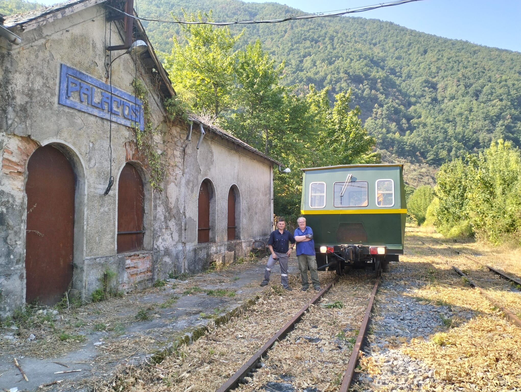 La dresina, a su llegada a Palacios del Sil