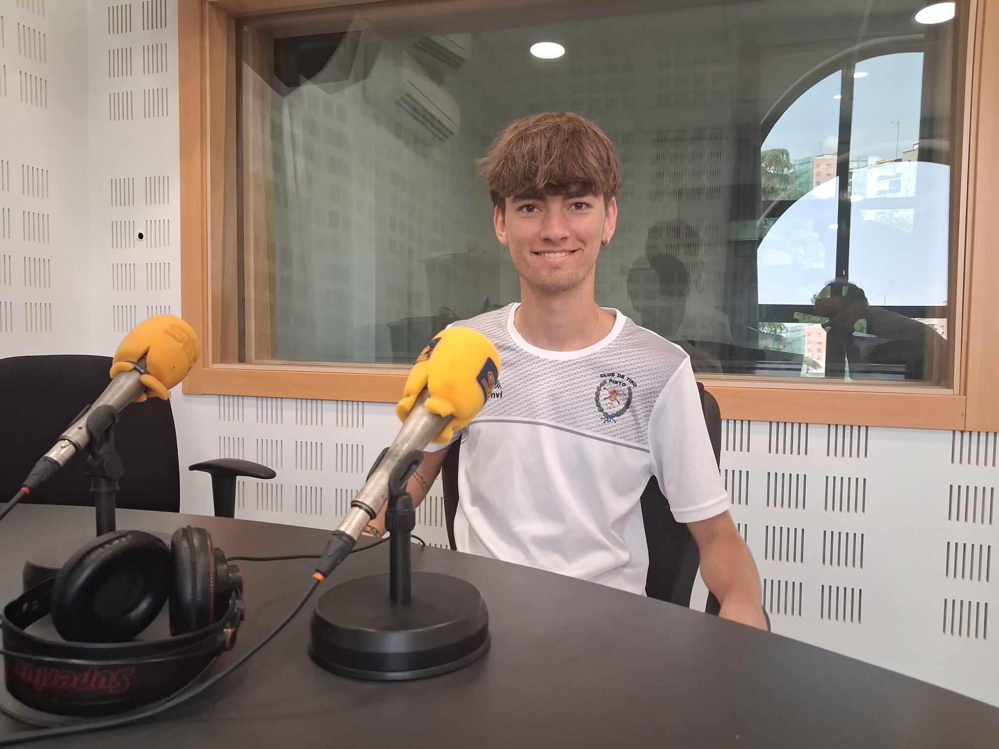 Héctor Ávila, del Club de Tiro de Pinto, en una de sus visitas recientes a los estudios de SER Madrid Sur