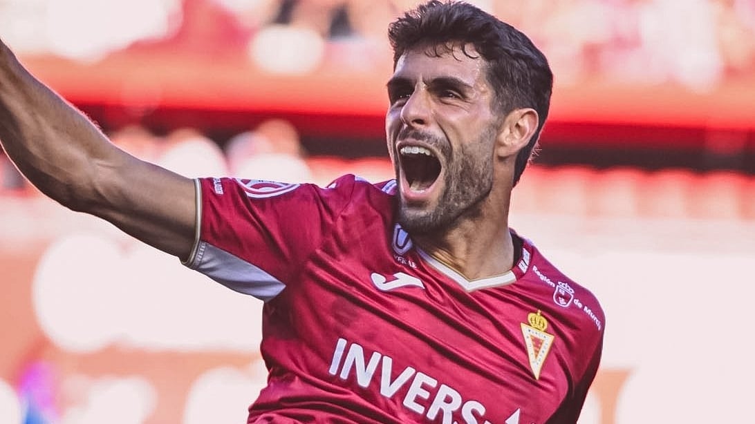 Óscar Gil, jugador del Real Murcia, celebra su gol ante el Atlético Madrileño