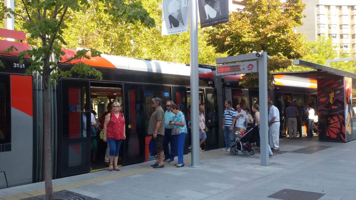 Los conductores del tranvía, en huelga durante las Fiestas del Pilar