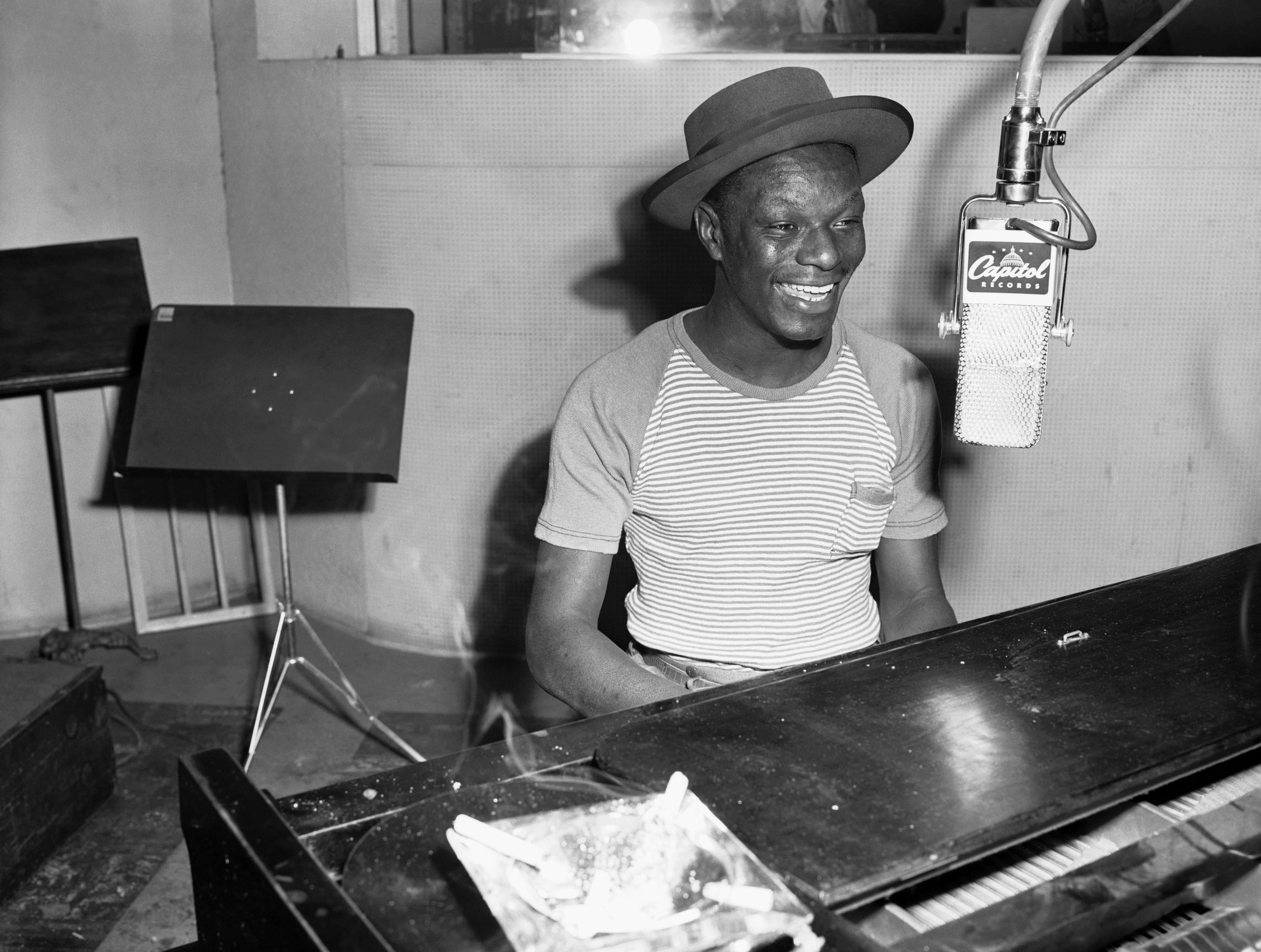 Nat &quot;King&quot; Cole durante una grabación en  Capitol Records Studios en mayo de 1945 (Photo by Ray Whitten Photography/Michael Ochs Archives/Getty Images)