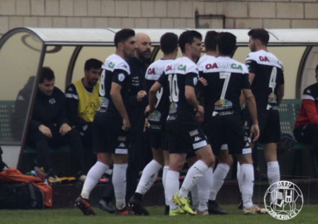 Los jugadores celebran uno de los goles con el banquillo