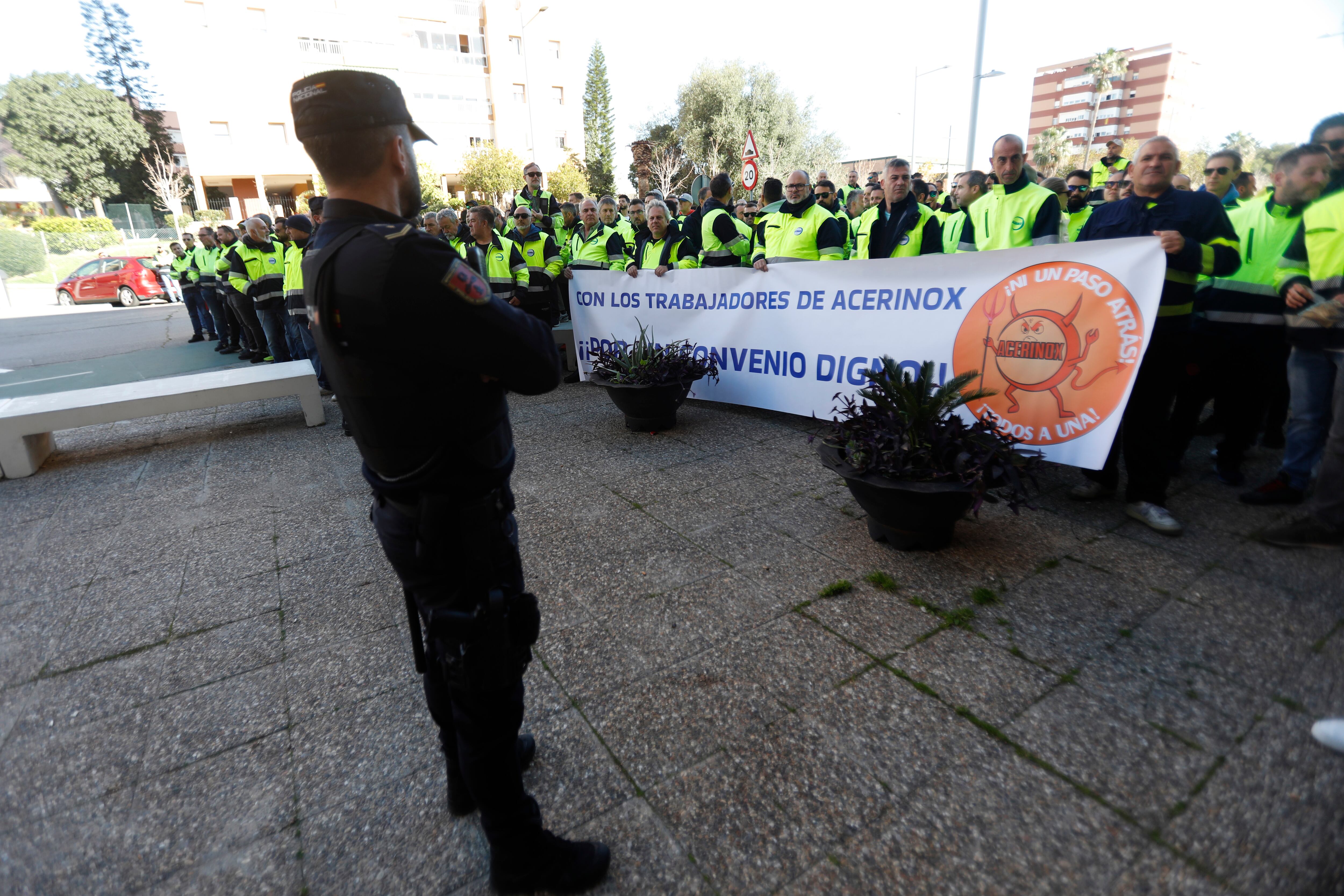 ALGECIRAS (CÁDIZ), 19/02/2024.- Trabajadores de Acerinox concentrados a las puertas de los juzgados de Algeciras (Cádiz) en apoyo a los cuatro compañeros que han sido citados a declarar hoy lunes como imputados por delitos contra la seguridad vial en los cortes de la autonvía A-7 durante las movilizaciones que se repiten desde hace dos semanas por la falta de acuerdo en la negociación del convenio colectivo. EFE/A.Carrasco Ragel.
