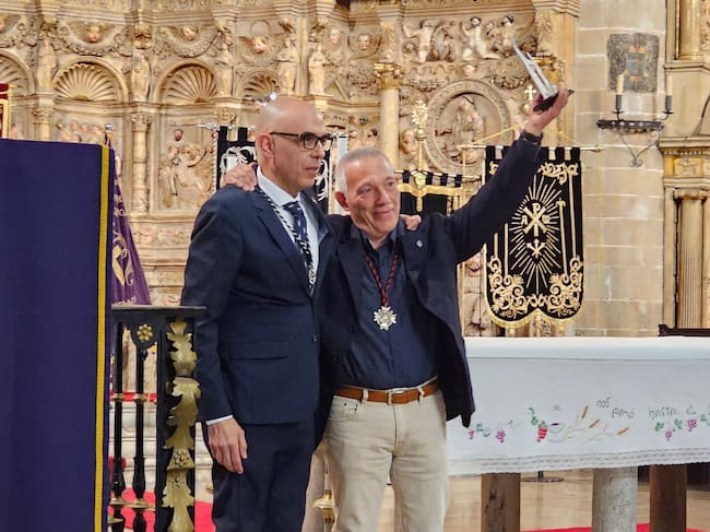 Mariano Rodríguez y Jesús Gracia con el reconocimiento de la Junta de Cofradías