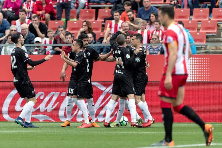 Los jugadores del Eibar celebran un gol en Girona en la temporada 2017/18